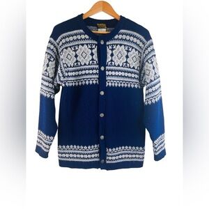 Vintage Scandinavian Blue and White sweater, made in Norway. Women’s medium